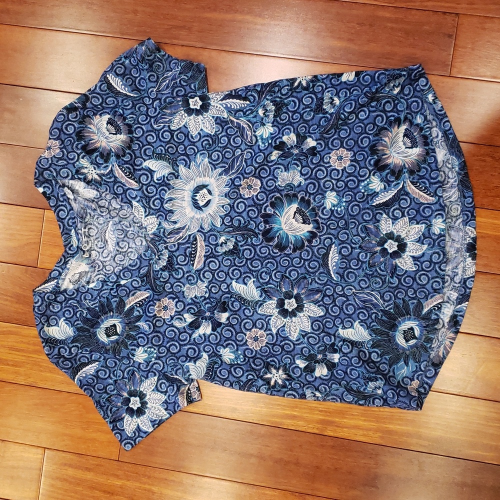 LOFT Women's Medium V-neck Short Sleeve T-shirt Blue Floral